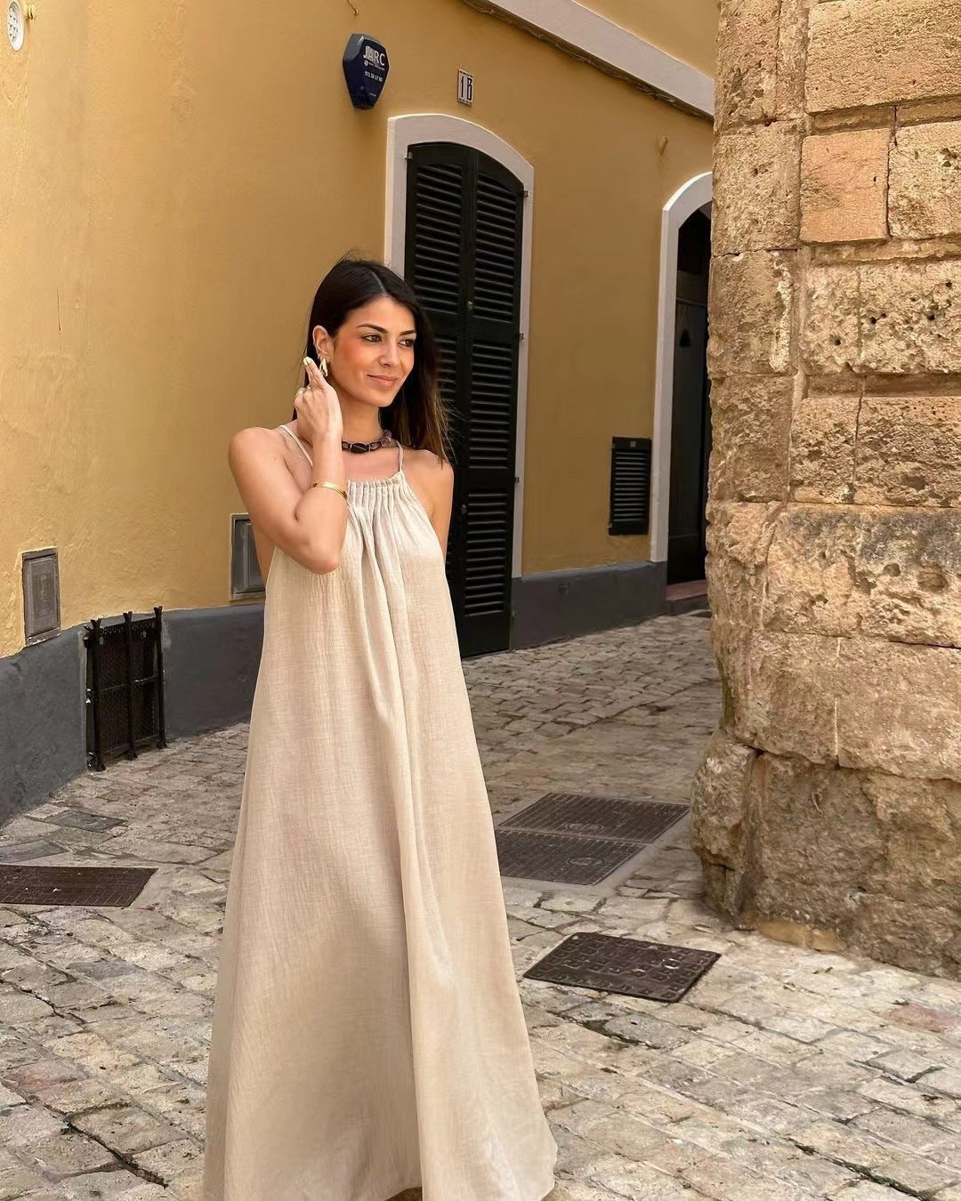 Robe dos nu perlée avec bretelles